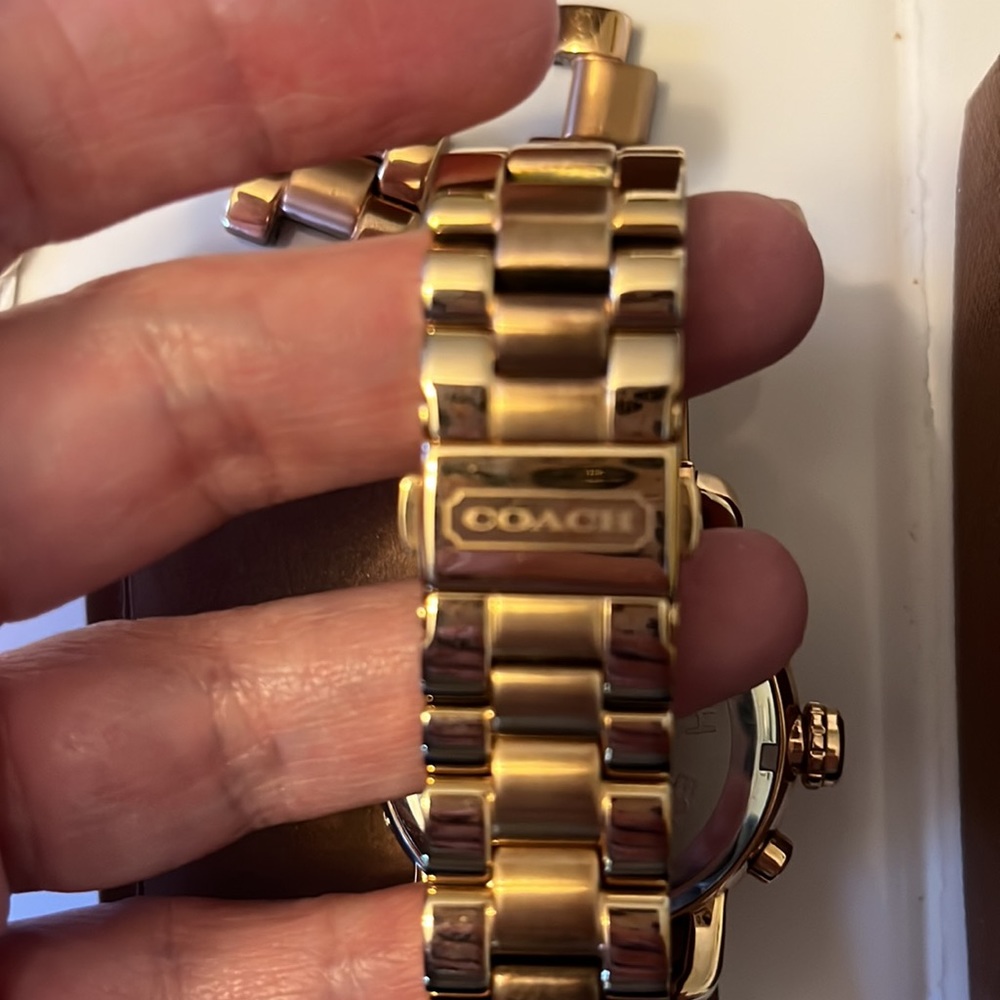 Coach ladies watch gold tone all stainless steel water resistant - Picture 3 of 12